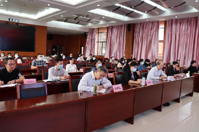 图为自治区残联党员干部聆听报告